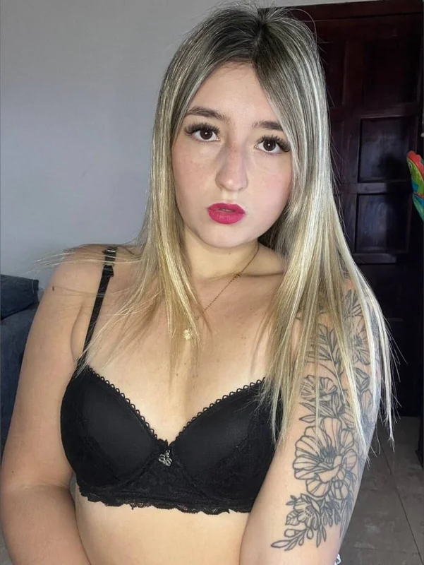 𝐈𝐥𝐨𝐧𝐚  👩🏼‍🍳🍑 OnlyFans profile on OnlySeek