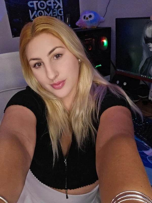 Lonely Gamer Gal profile photo