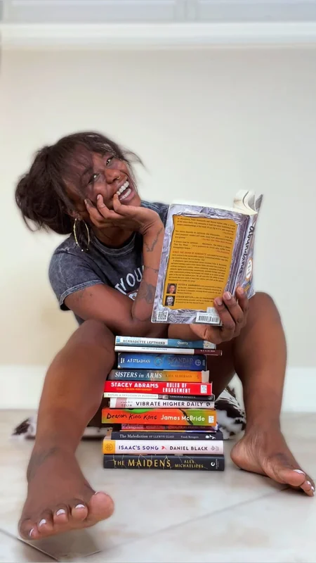 Raina Readswell 📚 OnlyFans profile on OnlySeek