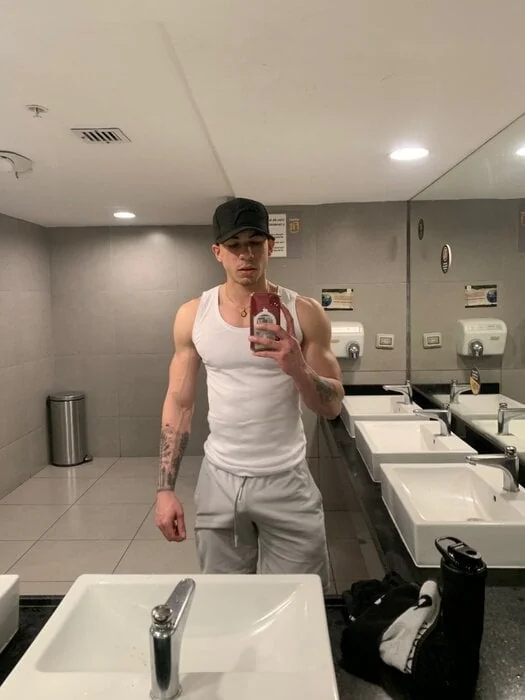 Robertcolmenaresoficial OnlyFans profile on OnlySeek