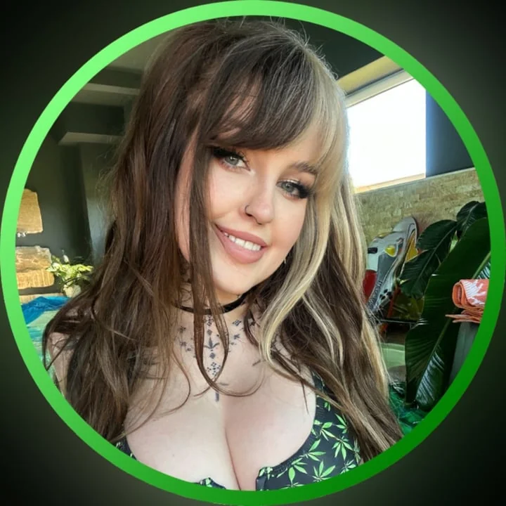 Phoebe 🖤 FREE profile photo