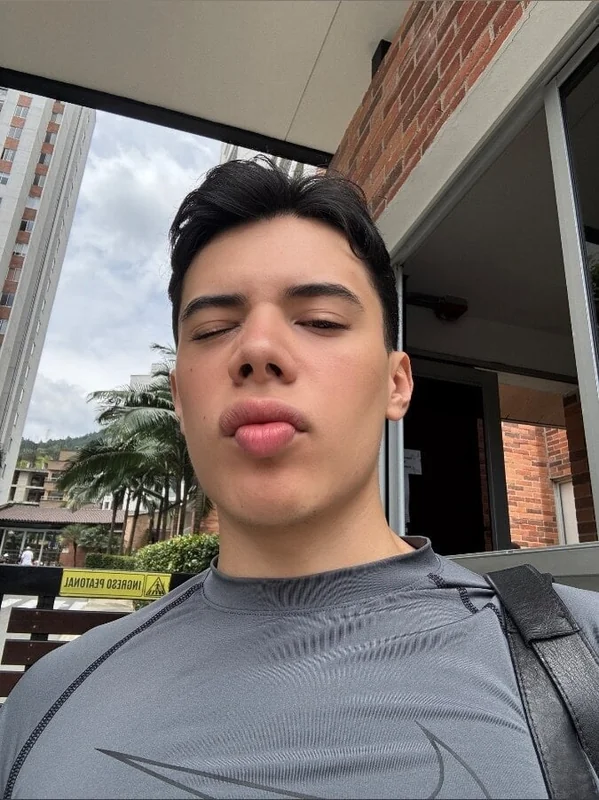 19 𝘡𝘢𝘮𝘶𝘦𝘭 👦🏻 🤫🟢 profile photo